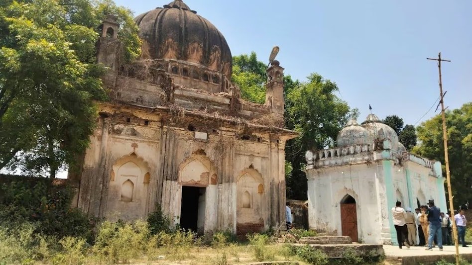 6a1534ed5c5f2-lucknow-kasmandi-fort-mosque-dispute-bakrid-namaz-ban-265135798-16x9