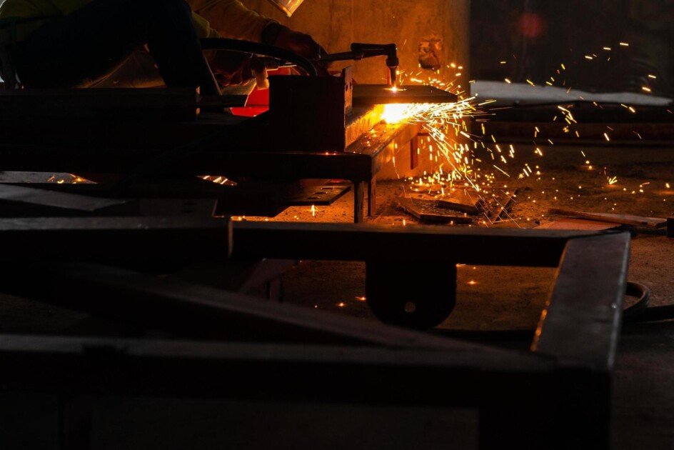 technician-manual-worker-cut-steel-with-gas-in-the-manufacturing-area-free-photo