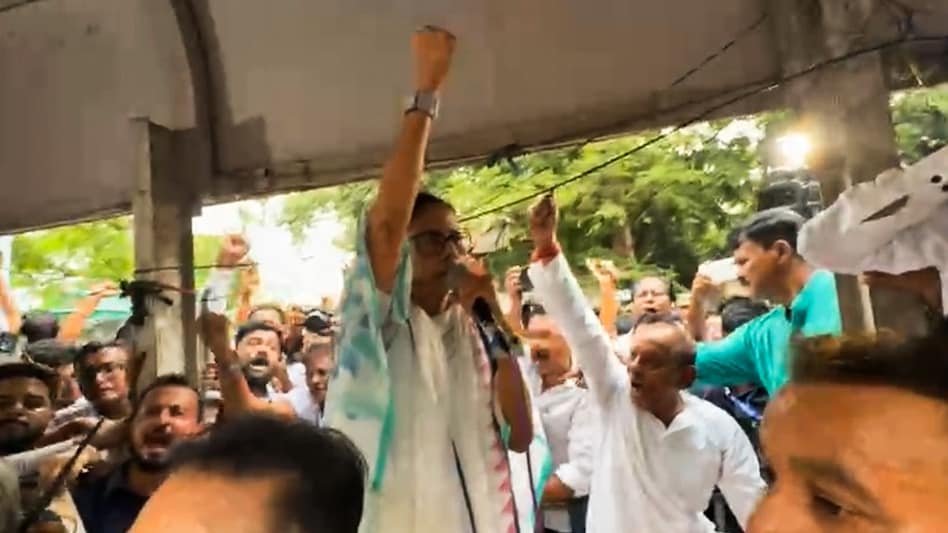 6a1ebd25e8607-mamata-banerjee-at-dharmatala-protest-march-024359888-16x9